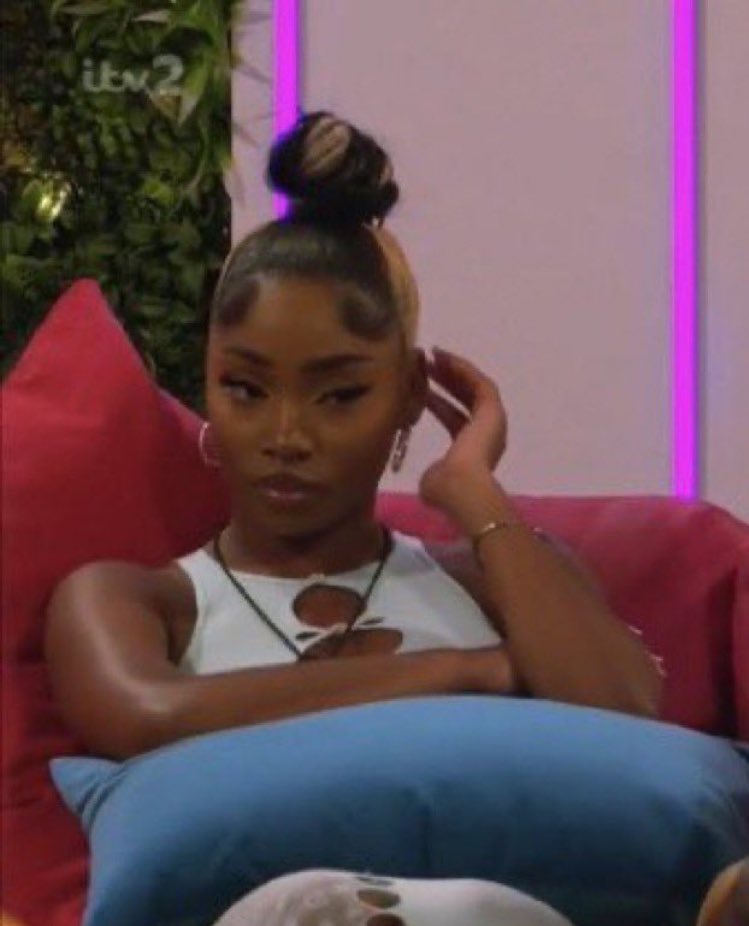maisier1616's tweet photo. Some people are so emotionally close with their families, getting relationship advice and everything, if I was in here and my parents came in, I’d refuse to acknowledge I’d even been speaking to a man🤣🤣🤣🤣 #loveIsland https://t.co/8Ys1rc47I0