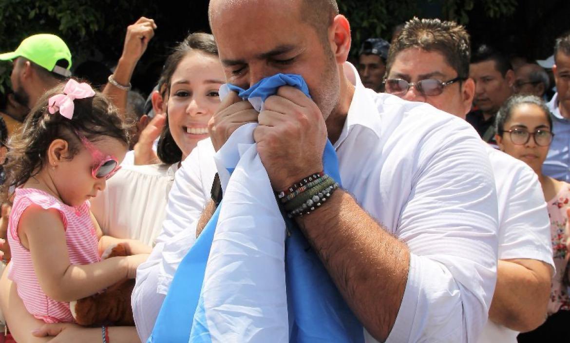 JtConstanza's tweet photo. Agustin Intriago fue, sobretodo, un hombre bueno. Un joven que quiso mejorar el país desde el territorio.
Que su familia y amigos tengan fuerza para superar esta dolorosa pérdida y que como país no lo olvidemos.
Descansa en paz, Agustín. Solidaridad con su pueblo #Manta 🙏🏼💔🕊️😔 https://t.co/R53NM3mmJA
