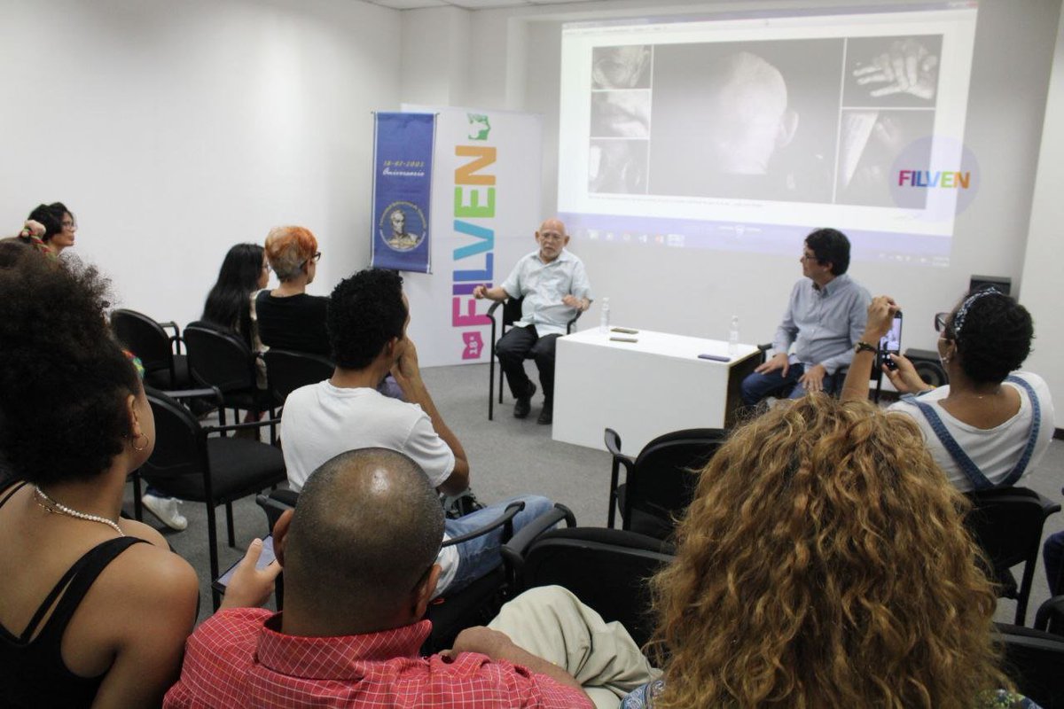 En la 18ª #Filven #Zulia se realizó la presentación del libro: "Mirar y hablar para fotografiar" de Ana Maria Otero, publicado por <a href="/editorialurgent/">editorialurgente</a>; a cargo de José Javier León.

#LeerDescoloniza
#UnidosPorLaPoesia

<a href="/VillegasPoljak/">Ernesto Villegas Poljak</a> <a href="/raulcazal/">Raúl Cazal</a> <a href="/minculturave/">Ministerio del Poder Popular para la Cultura</a> <a href="/minculturazulia/">Gabinete Cultural del Estado Zulia</a>