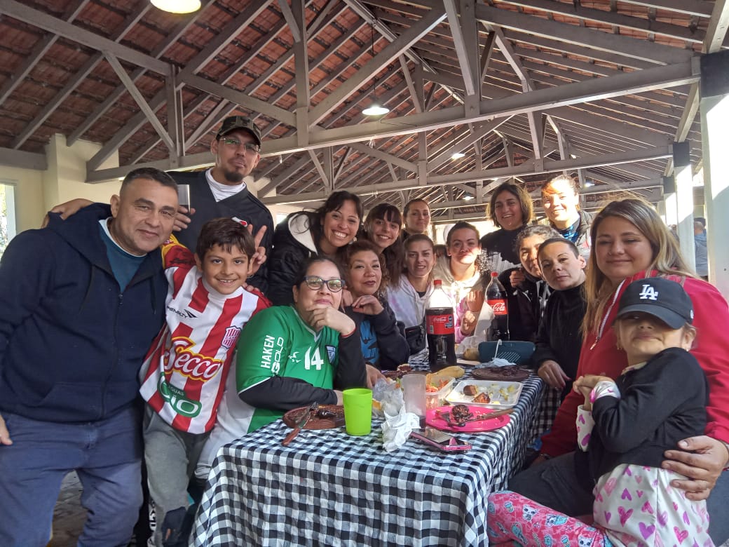 Hermoso Domingo pasamos con las compas, familia y amigos 💪 jugamos, ganamos y nos divertimos como siempre con sacrificio y buena onda! Más que agradecidas a todos los que nos acompañan y ayudan en esta nueva experiencia ⚽😊🥳
<a href="/Cavalieri_SEC/">Armando Cavalieri</a> <a href="/CarlosPerezSEC/">Carlos Pérez</a> <a href="/GustavoINCSA/">Gustavo D Bustamante</a>