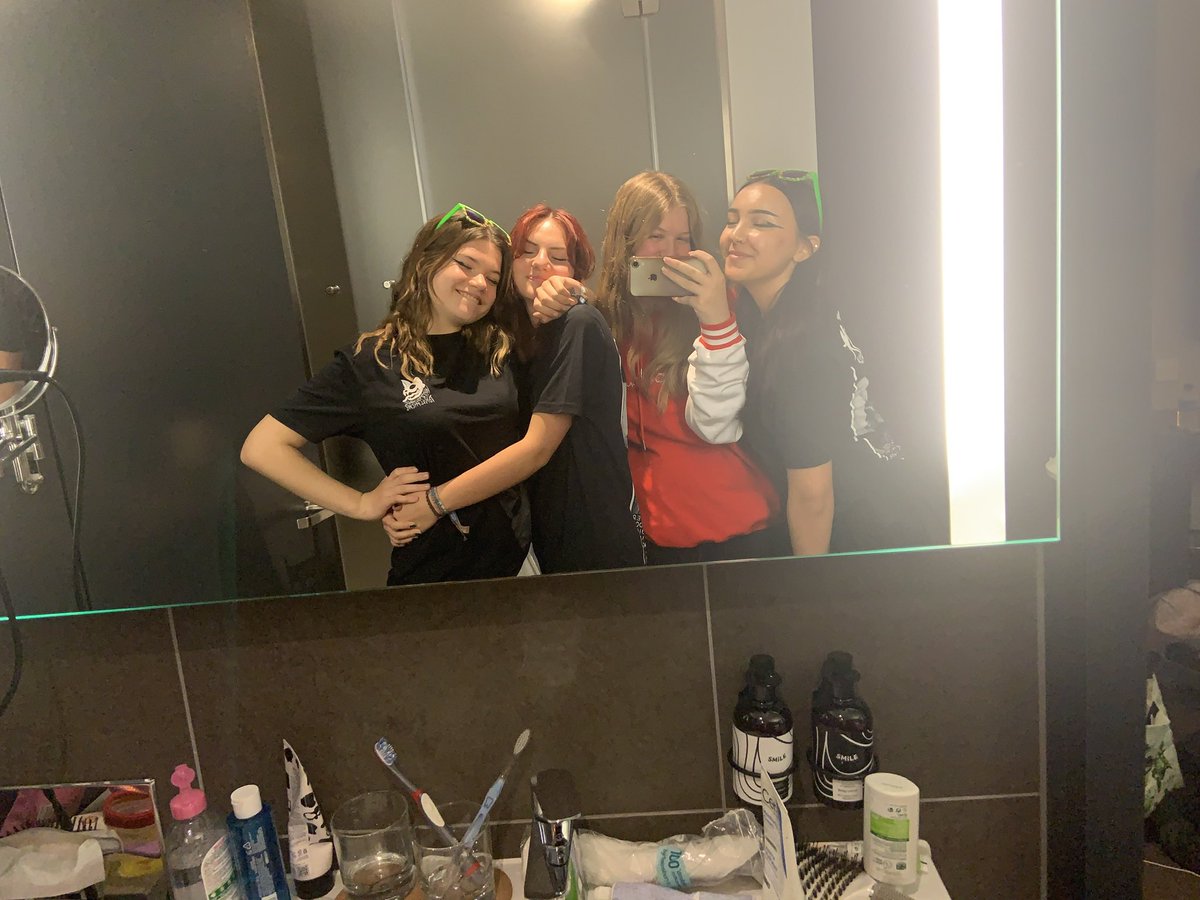 DragonWasLive's tweet photo. they’re my best friends actually. https://t.co/kNBUWX11IY