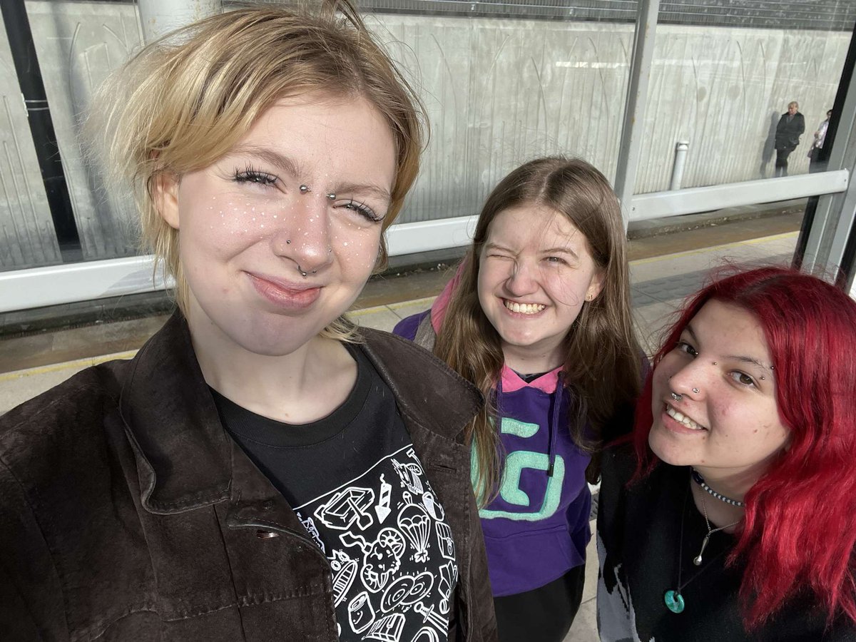 DragonWasLive's tweet photo. they’re my best friends actually. https://t.co/kNBUWX11IY