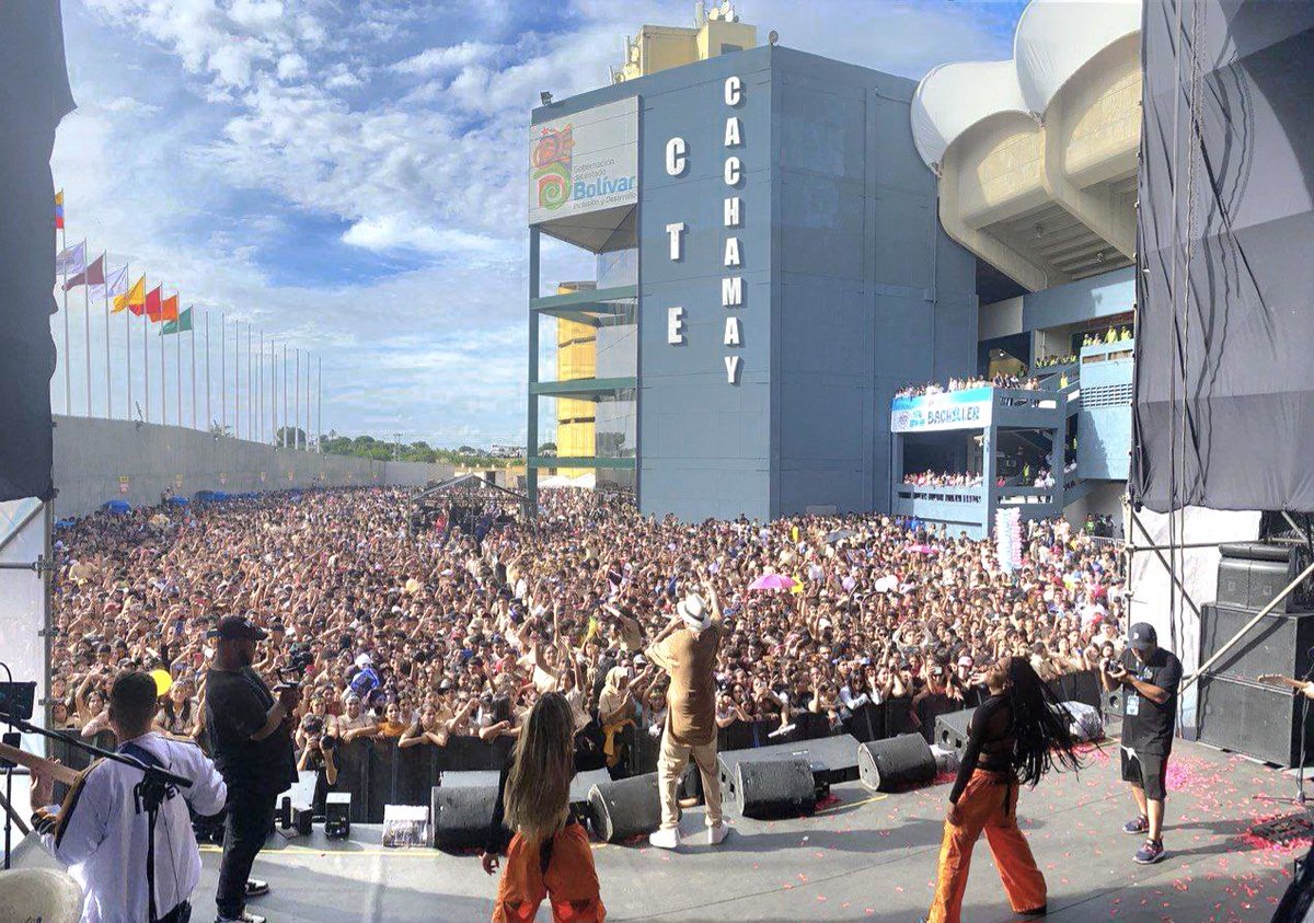 MervinMaldonad0's tweet photo. Es domingo y los jóvenes BACHILLERES están disfrutando las grandes fiestas de graduación que les regaló el Presidente @NicolasMaduro con los conciertos de alto nivel 🇻🇪

Vean como están iniciando hoy en BOLÍVAR y TRUJILLO, y ahora es que falta 👏

¡Felicitaciones muchach@s! 🥳 https://t.co/pShJ2sB91H