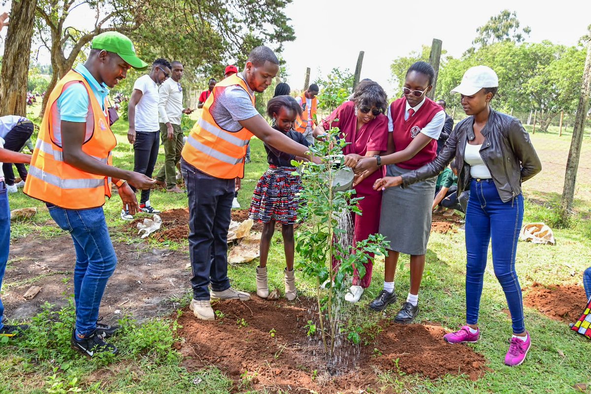 charlruto's tweet image. One of the highlights of my weekend was going back to my former high school #MoiGirlsEldoret on Saturday. We started the morning with a tree planting session which was organised by @MedCol_intl and afterwards engaged the girls in a short environmental talk. #ClimateConversations