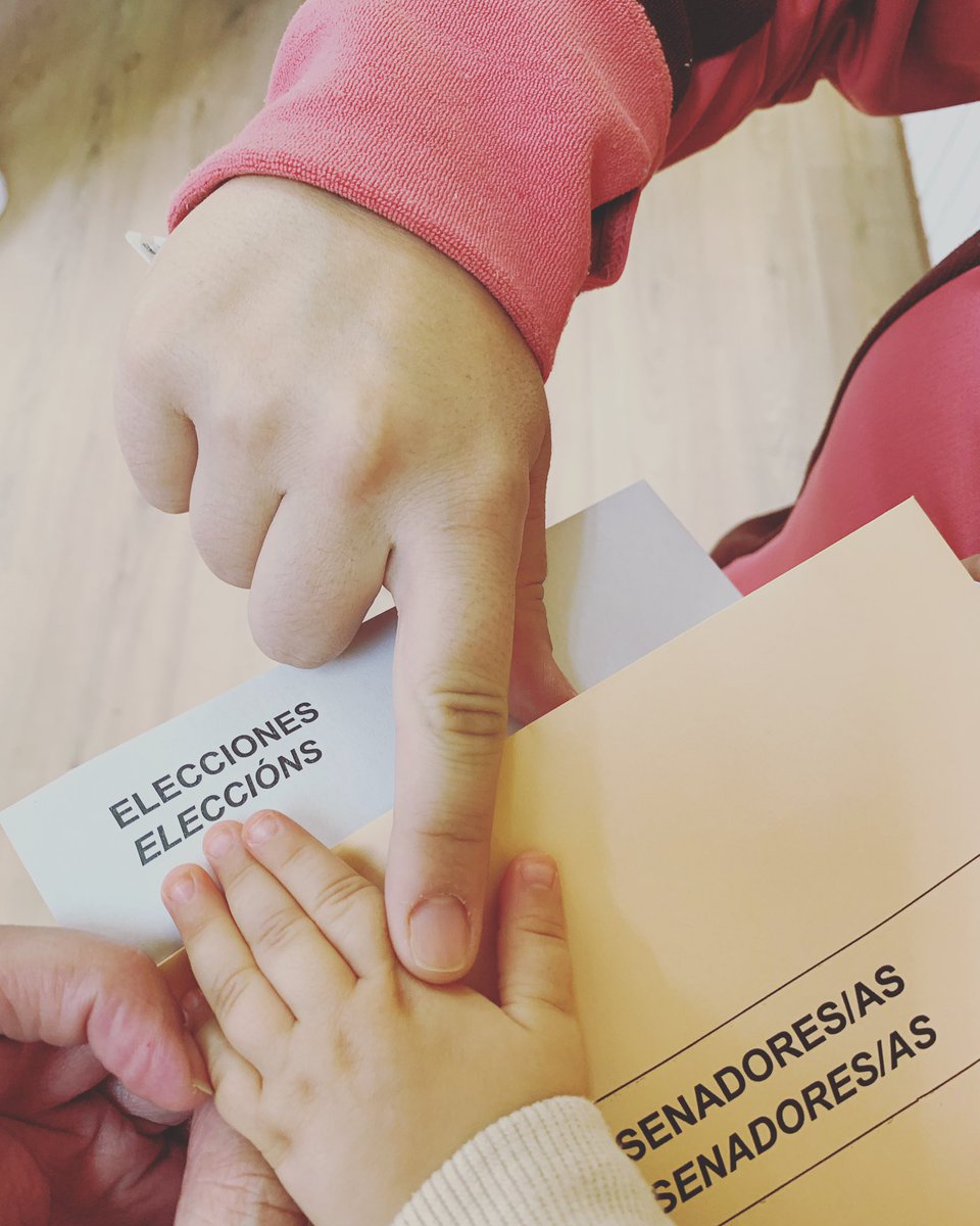 Hoxe votamos por ela. Para que ninguén lle roube o seu dereito a soñar libre, ser quen queira ser e amar do xeito no que se sinta plena. Non olvidaremos este día. Ogallá felices. Pero se vén a escuridade atoparanos xuntos, loitando polo mundo que lle prometemos en cada bico. #23J