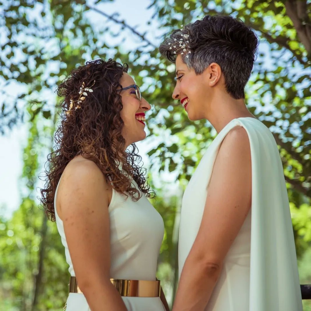 Karol_Conti's tweet photo. Estas son las dos fotos que @kalisdice tuvo de referencia para el encargo que le hizo @book__sorceress

Son de nuestras fotos favoritas de la boda y ahora forman una imagen todavía más preciosa 💖 

La fotógrafa de la boda fue @raquelbegue y no pudimos elegir mejor. https://t.co/c73kHu7O4c