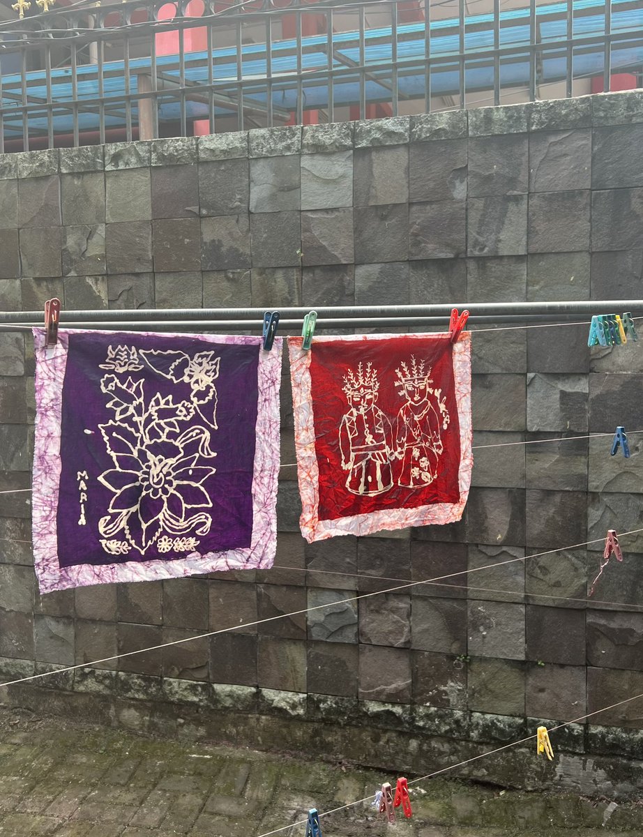yuria_623's tweet photo. バティック体験☺︎
なかなか難しい作業だった🥲

#batik #jakarta #バティック体験 #ジャカルタ https://t.co/Y3OkjTqW8g