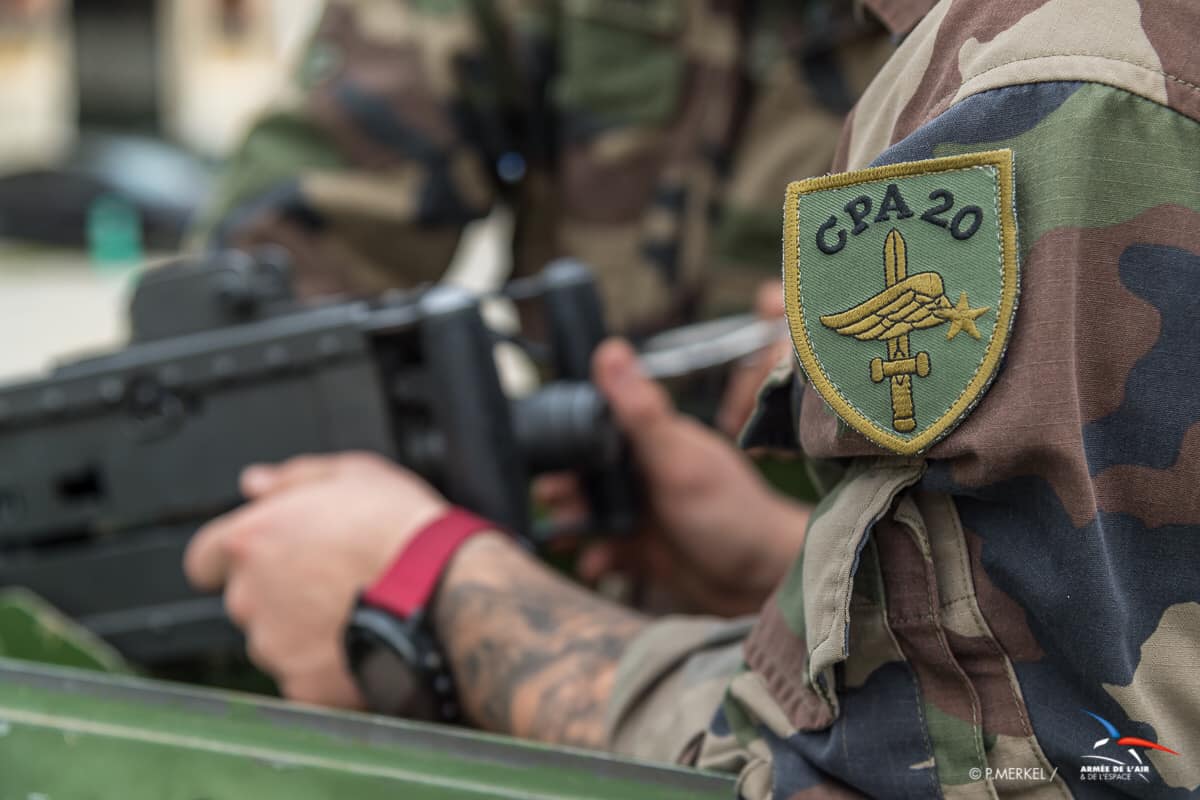 FuscoAir's tweet photo. [BA115] Le CPA20 s'entraîne au montage/démontage de la MIT 12,7. Cet armement puissant permet d'appuyer toute action de combat offensif ou défensif voire de repousser un assaillant en véhicule léger à bonne distance. #çaenvoiedulourd 💥 
#ForceProtectionAir 🛡️ 
#BFSA https://t.co/vWNN21D8Wl