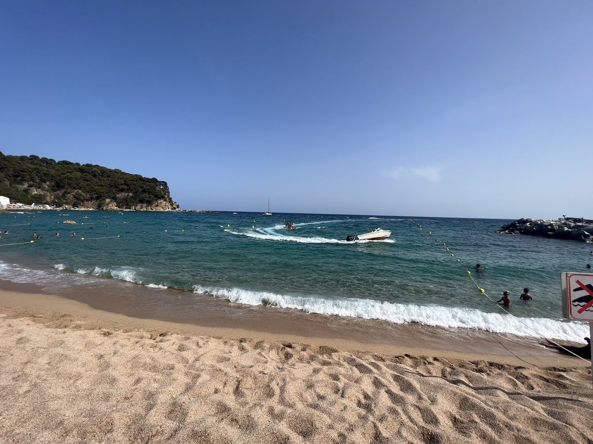 WilsonsCoCurric's tweet photo. Water sports update: more fun on the beach this afternoon. No one managed to come off the banana boats dry - not even the staff! https://t.co/UXvEe07ptF