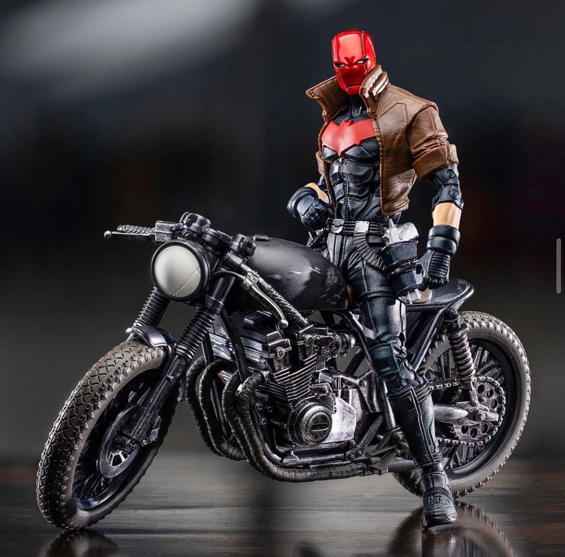 Red Hood on the Drifter motorcycle by @mcfarlanetoys 

#redhood #jasontodd #batman #driftermotorcycle #batfamily #darkknight #dcmultiverse #dccollectibles #dccomics #thebatman #dcuniverse #dccollection #dccollector #actionfigure #actionfigurephotography