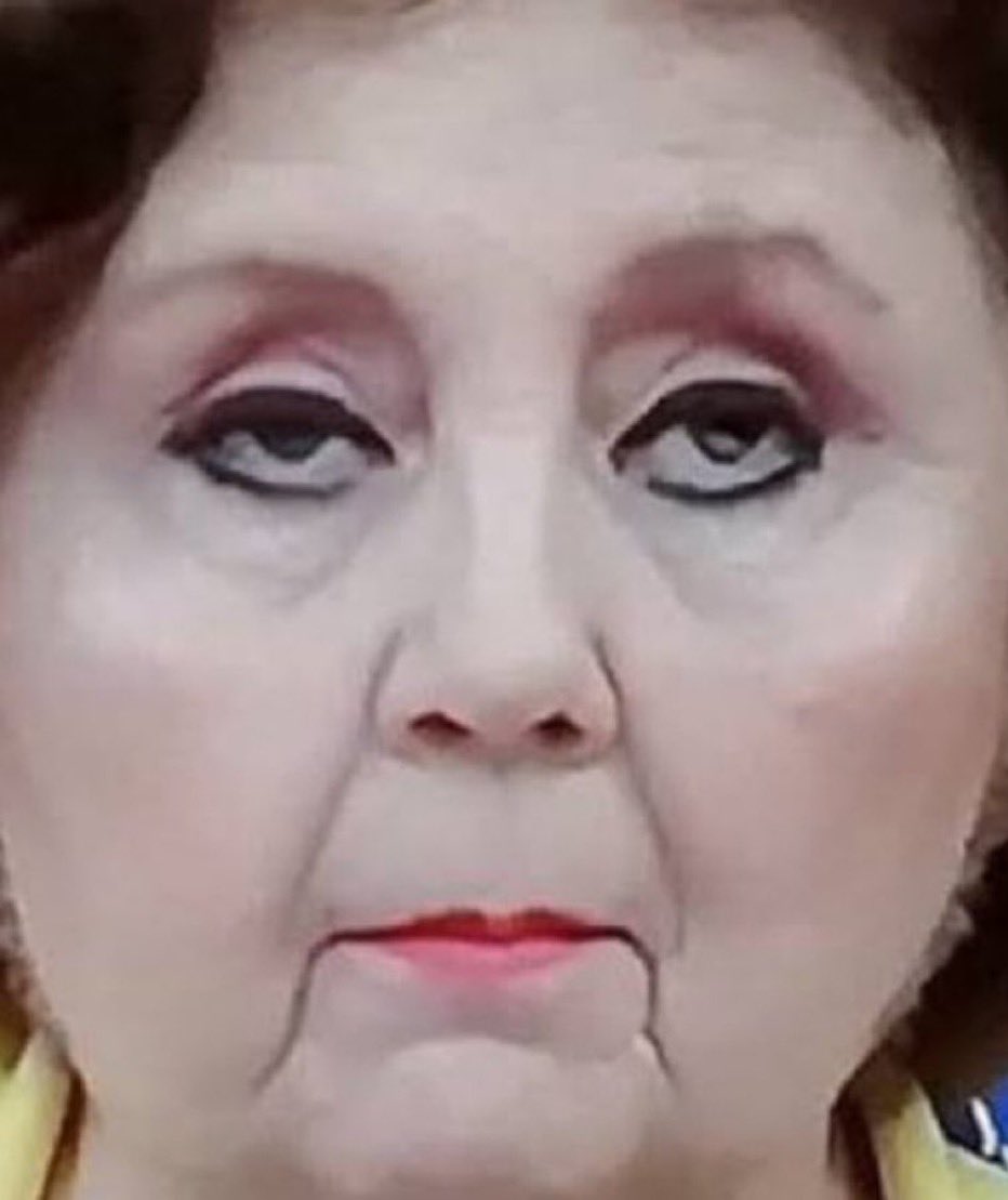 Ayşenur Arslan Halk Tv den kovulmuş. 

Anlık Ayşe Teyze😁