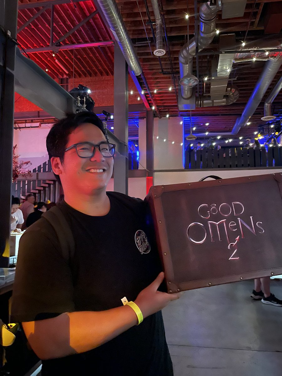 GoodOmensPrime's tweet photo. These lucky fans cracked the case and walked away with these amazing prizes at our #GoodOmensSDCC event! 🕵🏼‍♂️ https://t.co/nKZbBcaq9x
