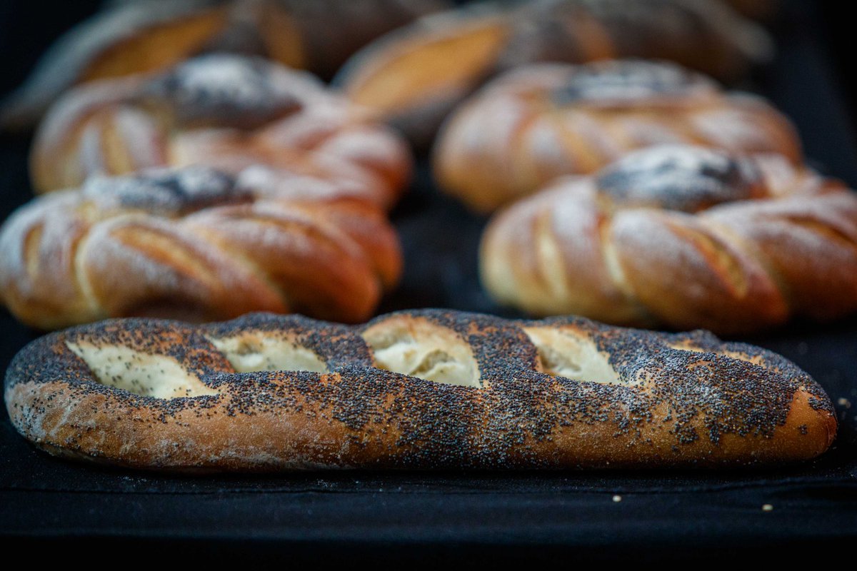ClaudiaPizarro's tweet photo. Son jóvenes que estudian Gastronomía en un liceo municipal de La Pintana. Los llevamos a la master class de panadería del chef Josef Pascual. Aprendieron de uno de los mejores del planeta, disfrutaron y se motivaron. 🧵 https://t.co/vElOHLXYdK
