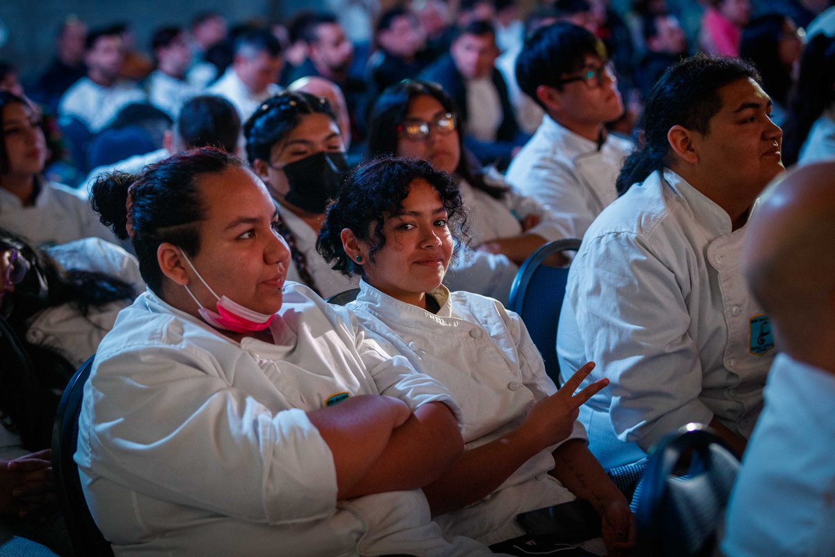 ClaudiaPizarro's tweet photo. Son jóvenes que estudian Gastronomía en un liceo municipal de La Pintana. Los llevamos a la master class de panadería del chef Josef Pascual. Aprendieron de uno de los mejores del planeta, disfrutaron y se motivaron. 🧵 https://t.co/vElOHLXYdK