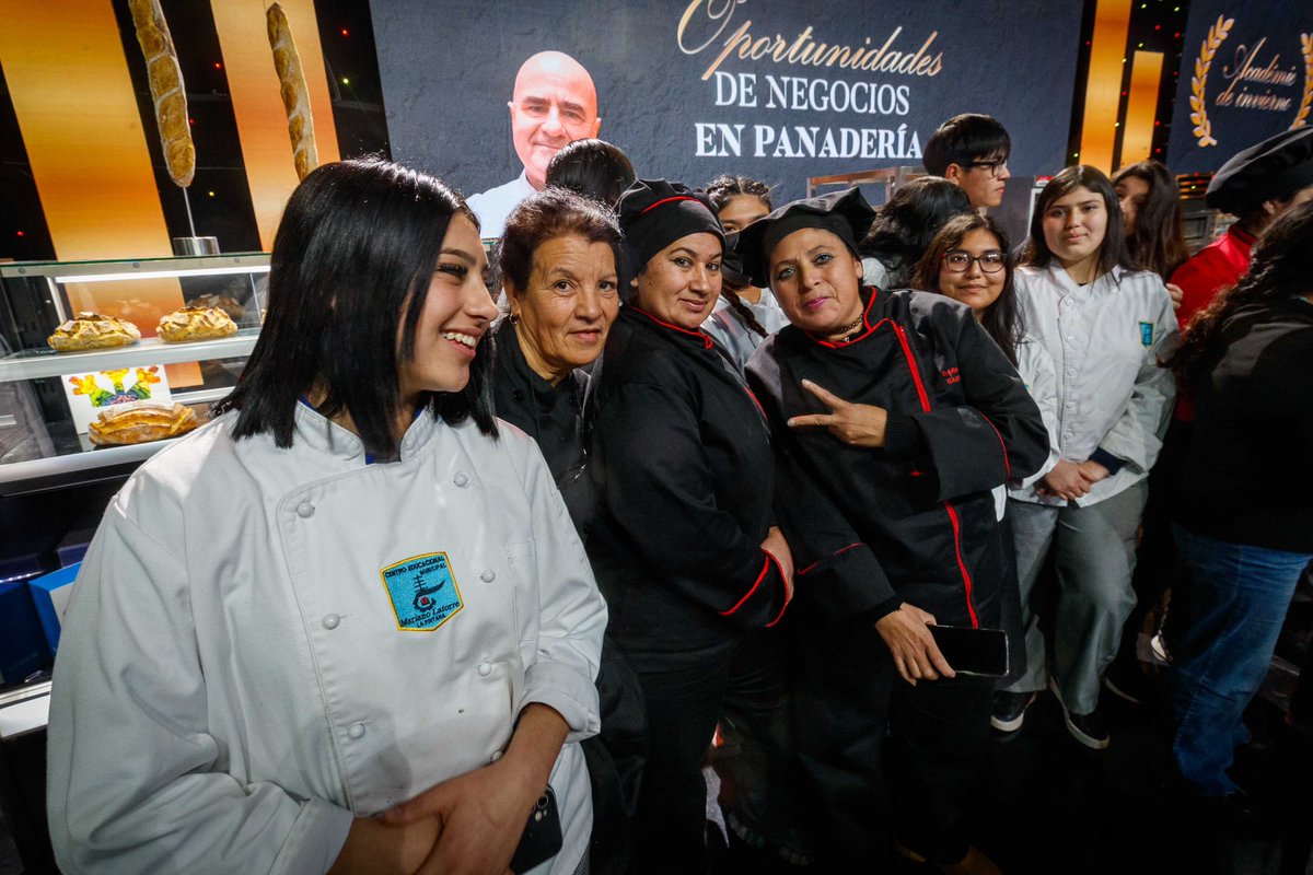 ClaudiaPizarro's tweet photo. Son jóvenes que estudian Gastronomía en un liceo municipal de La Pintana. Los llevamos a la master class de panadería del chef Josef Pascual. Aprendieron de uno de los mejores del planeta, disfrutaron y se motivaron. 🧵 https://t.co/vElOHLXYdK