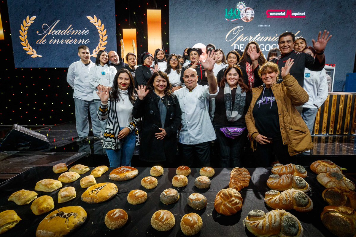 ClaudiaPizarro's tweet photo. Son jóvenes que estudian Gastronomía en un liceo municipal de La Pintana. Los llevamos a la master class de panadería del chef Josef Pascual. Aprendieron de uno de los mejores del planeta, disfrutaron y se motivaron. 🧵 https://t.co/vElOHLXYdK