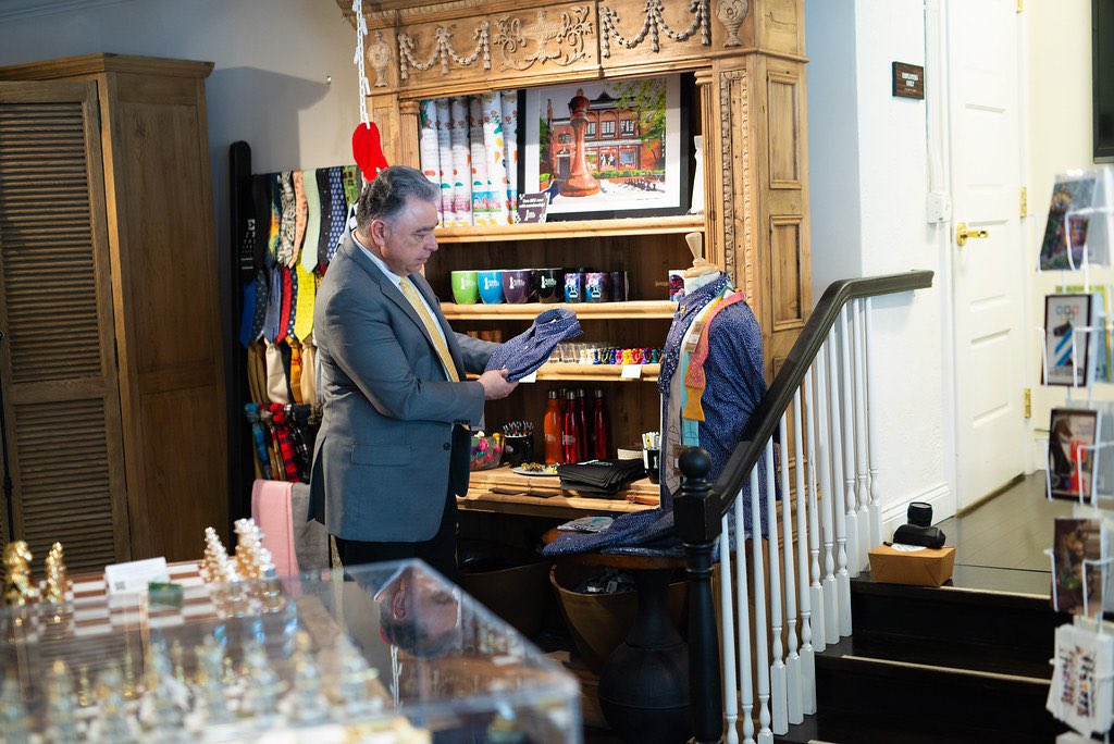 QBoutiqueSTL's tweet image. GM Yasser Seirawan is picking a shirt in QBoutique😍 
Check out our apparel collection online or visit us at the store🥰
♚
♚
♚
#QBoutique #WorldChessHOF #StlChessClub #Chess #shop #stl