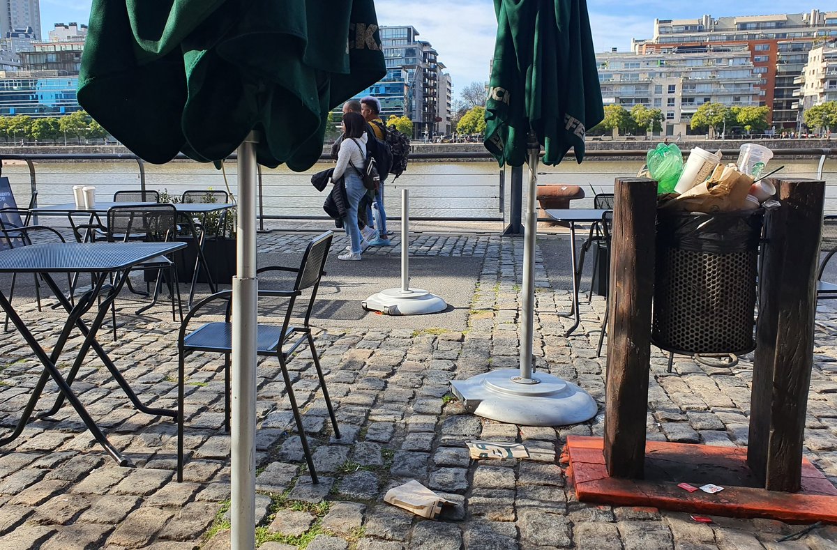 srtavicky2's tweet photo. @StarbucksAr estando al lado del canal en puerto madero ni recogen los vasos que podrían volar al canal ni tienen cestos de basura en el exterior, ni vacían los públicos... https://t.co/QMjappwN8I
