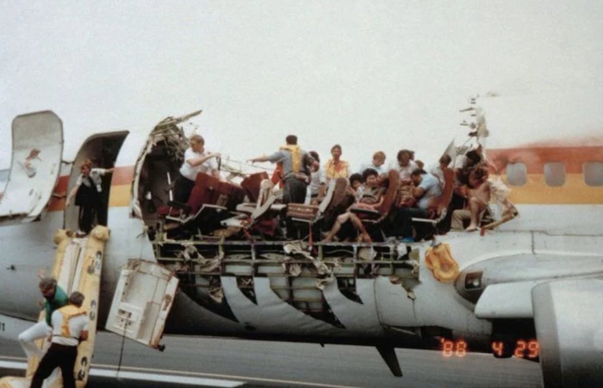 Heindsight's tweet image. Aloha Airlines Flight 243 had catastrophic damage to its exterior and engine. The flight attendant sucked out of the plane is the scenario that nightmares are made of. It’s a miracle the entire plane wasn’t lost as a result.   ✈️🛩️😱