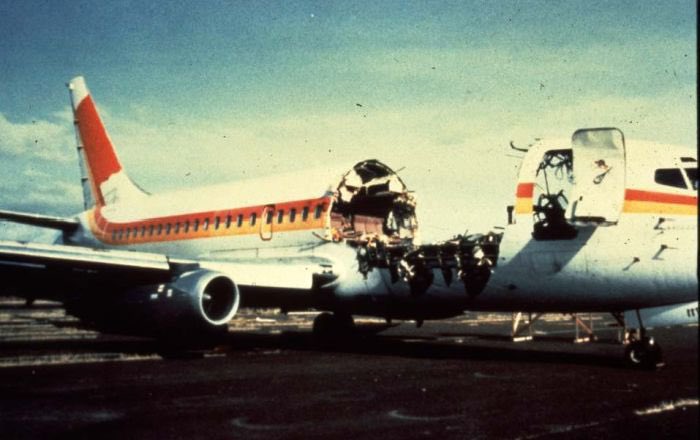 Heindsight's tweet image. Aloha Airlines Flight 243 had catastrophic damage to its exterior and engine. The flight attendant sucked out of the plane is the scenario that nightmares are made of. It’s a miracle the entire plane wasn’t lost as a result.   ✈️🛩️😱