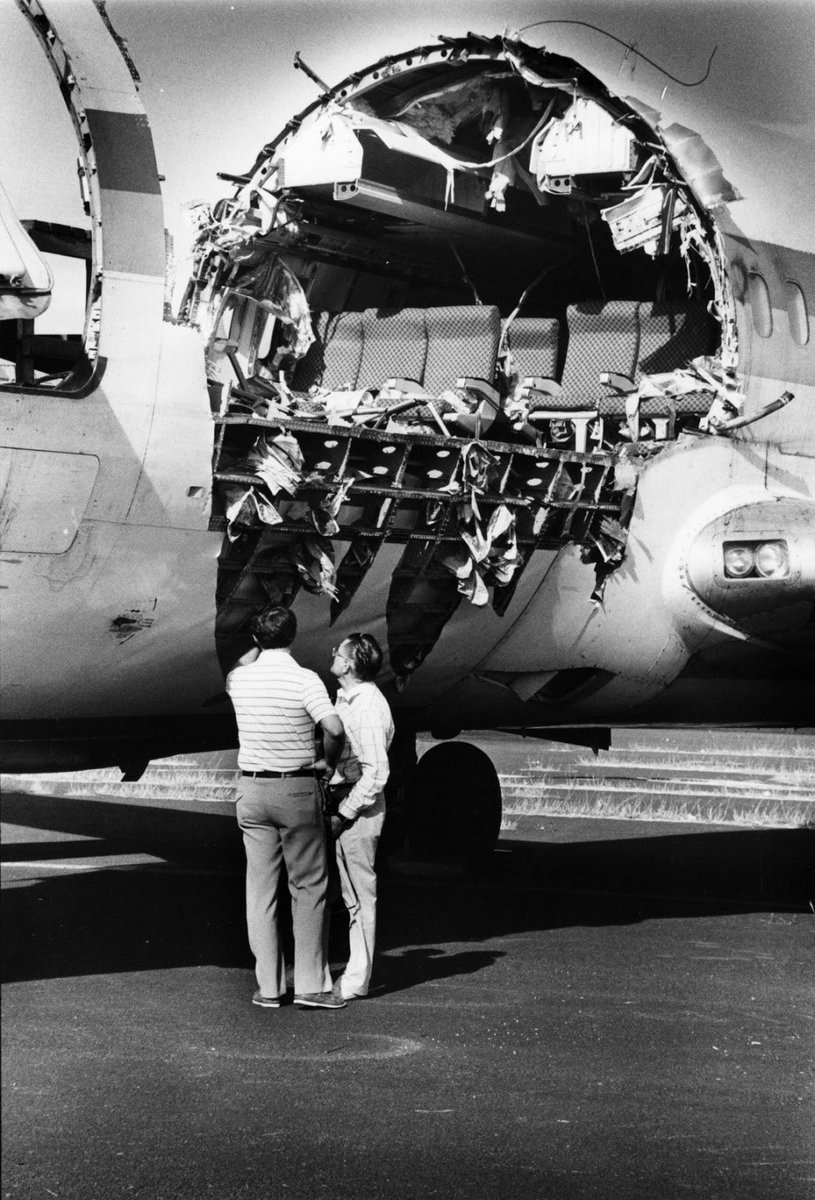Heindsight's tweet image. Aloha Airlines Flight 243 had catastrophic damage to its exterior and engine. The flight attendant sucked out of the plane is the scenario that nightmares are made of. It’s a miracle the entire plane wasn’t lost as a result.   ✈️🛩️😱