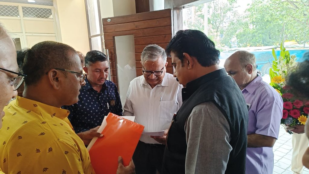 iShankarLalwani's tweet photo. आज रेलवे बोर्ड के चेयरमैन श्री @lahotiak जी से भेंट की और निम्न महत्वपूर्ण मुद्दों पर चर्चा हुई - 

1. इंदौर-मनमाड़ रेलवे लाइन के सर्वे का काम तेजी से पूर्ण करने की मांग की जिस पर लाहोटी जी ने सेंट्रल रेलवे के जीएम से रिपोर्ट को बोर्ड में प्रस्तुत करने के लिए कहा है।

1/3 https://t.co/N8qq31R3Qz