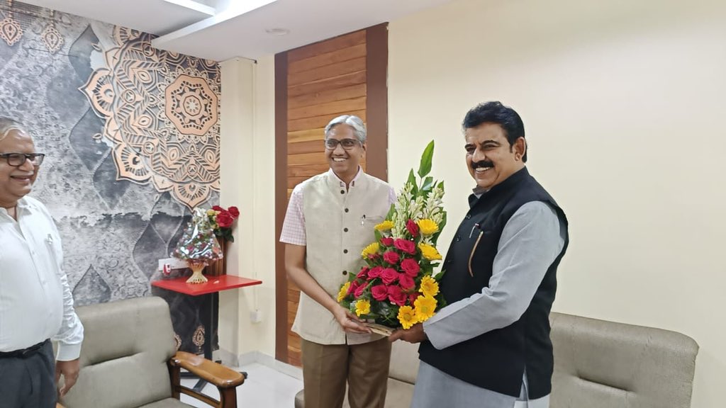 iShankarLalwani's tweet photo. आज रेलवे बोर्ड के चेयरमैन श्री @lahotiak जी से भेंट की और निम्न महत्वपूर्ण मुद्दों पर चर्चा हुई - 

1. इंदौर-मनमाड़ रेलवे लाइन के सर्वे का काम तेजी से पूर्ण करने की मांग की जिस पर लाहोटी जी ने सेंट्रल रेलवे के जीएम से रिपोर्ट को बोर्ड में प्रस्तुत करने के लिए कहा है।

1/3 https://t.co/N8qq31R3Qz