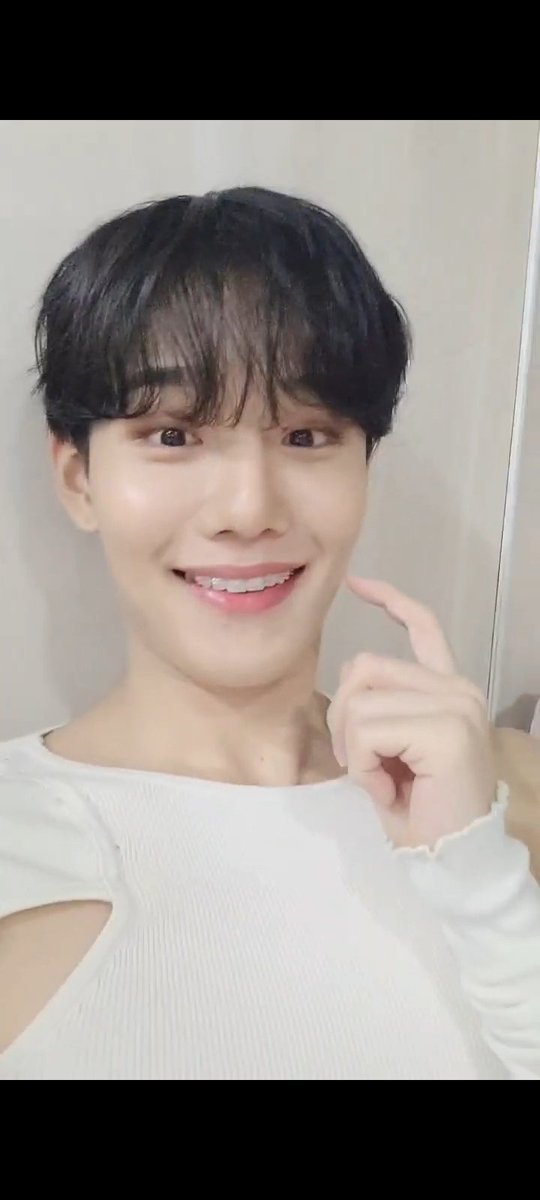 atlanticyan's tweet photo. A compilation of aegyeo from punishment 🌱❤️
@CIX_twt @CIX_Official
#CIX #씨아이엑스 #BX #승훈 #배진영 #용희 #현석 #FIX #FIXWEEK #SEUNGHUN #HYUNSUK #BAEJINYOUNG #YONGHEE https://t.co/j1VdthRIla
