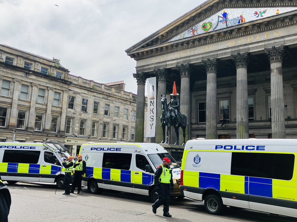 DennistounStyle's tweet photo. Banksy spotted at GOMA today. The polis turned up heavy handed trying to capture him but as usual he evaded the law! #banksy #banksyart #banksyglasgow #thesoundofdapolice #cutandrun #banksycutandrun #thepolis #glasgow #gomaglasgow #galleryofmodernart https://t.co/EqliGA6UzE