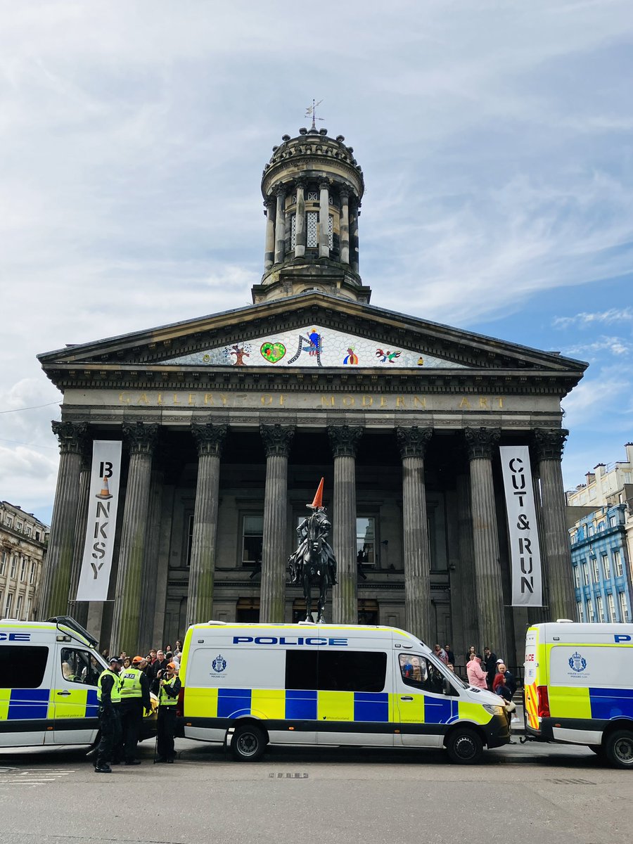 DennistounStyle's tweet photo. Banksy spotted at GOMA today. The polis turned up heavy handed trying to capture him but as usual he evaded the law! #banksy #banksyart #banksyglasgow #thesoundofdapolice #cutandrun #banksycutandrun #thepolis #glasgow #gomaglasgow #galleryofmodernart https://t.co/EqliGA6UzE