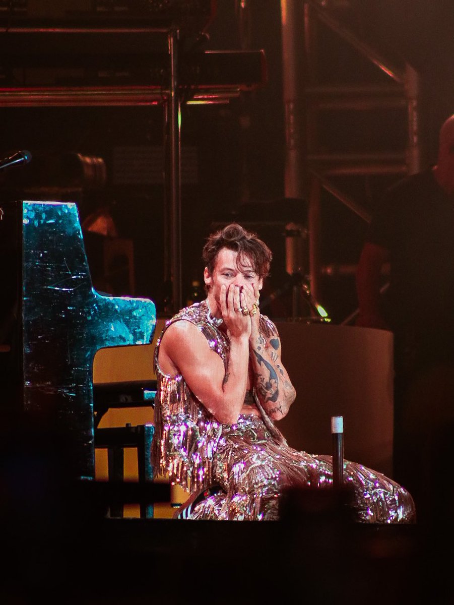 hsdlot's tweet image. Harry on stage at RCF Arena Reggio Emilia in Reggio Emilia, Italy - 22 July
📸 @denizashouse