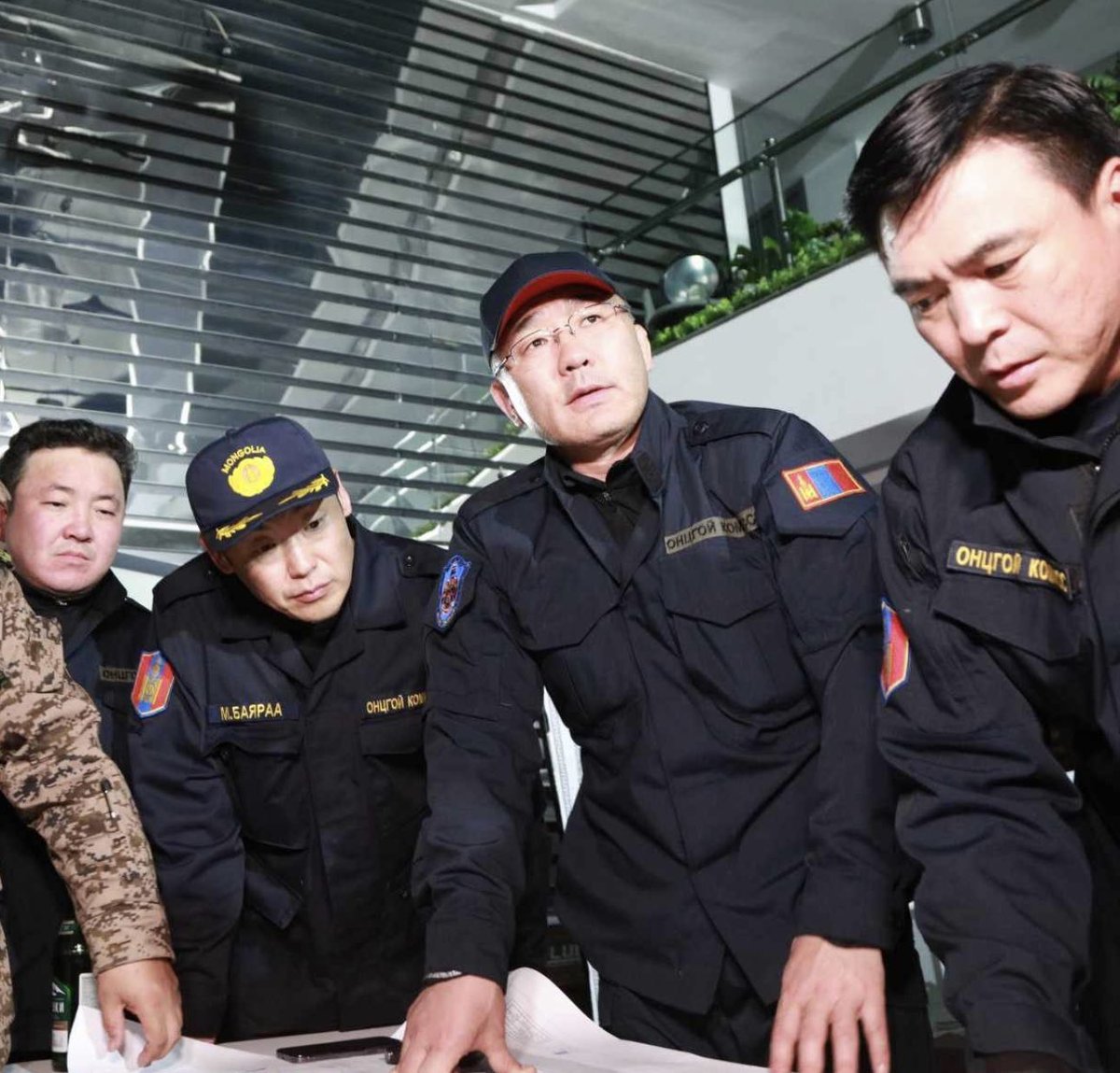 Ширхэг тоосго өрөхгүй хүрз шороо зөөхгүй эд нар ийм хувцсаах яаанаа нээрээ?!! Гутал хувцсаа ч өөрөө аваад өмсч чадахгүй сда нээрээ яааядэй. Хэдэн  цагдаа цэрэг нь нүцгэн гараараа баастай усан дунд хоол ундгүй