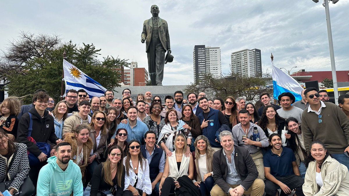 71jovenes's tweet photo. A 150 años de su nacimiento, se realizó el acto en homenaje a nuestro Caudillo, el Dr. Luis Alberto de Herrera.

Felicitamos a nuestros compañeros @L_Gonzalez03 y @martcas15 por haber tomado la palabra en nombre de la juventud.

#150AñosDeHerrera https://t.co/7FwfR1j1I3