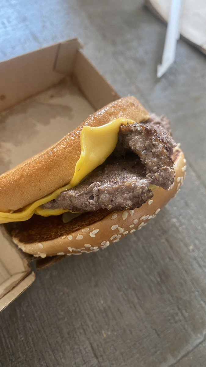 Something seems off 😂 <a href="/McDonaldsCanada/">McDonald's 🇨🇦</a>