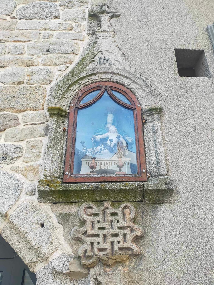 Sylartichot's tweet photo. Voici la pierre mystérieuse à Aumont-Aubrac. Elle aurait été trouvée dans des soubassements. On essaie d’identifier le symbole, les théories officielles tournent autour d’un symbole chrétien, un christogramme, symbole celte / une svastika. Quelqu’un aurait une idée ? https://t.co/ipSoYOdKWi