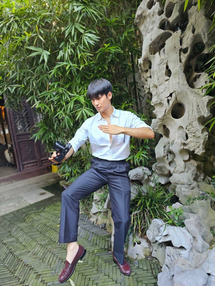 ggrounddd's tweet photo. อาโปปปหล่อจังงงอ่ะ แล้วลุควันนี้คือแบบดีย์ บอดเลยนะว่า วันไหนอาโปใส่รองเท้า loafers คือกราวด์มีอาการกับสิ่งนี้😭😭😭😭😭 เห้ออออออหล่อออออมั่กๆๆๆๆๆ หล่อโฮกกกกก หล่อจนใจเจ่บ https://t.co/yvuPLapIjq