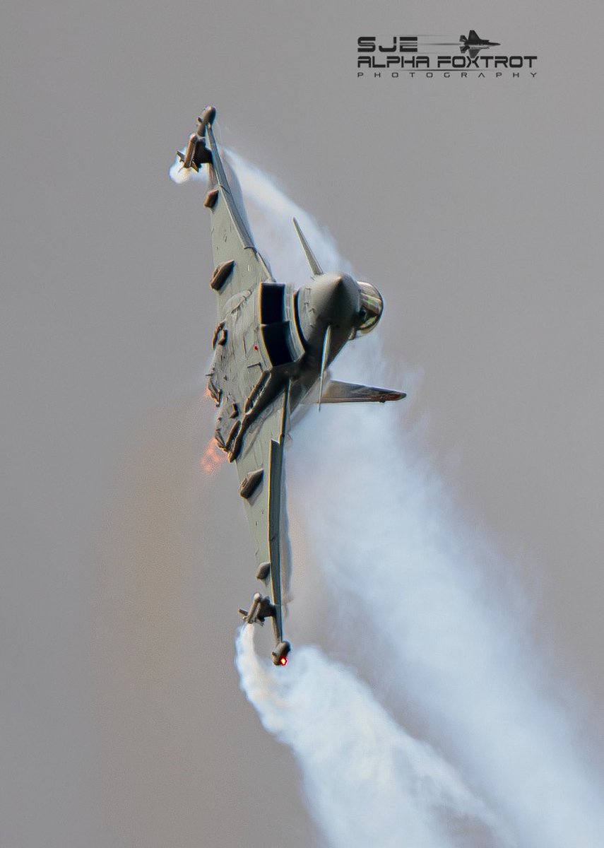 🇮🇹 Italian AF Typhoon Display team  at RIAT…@ItalianAirForce @eurofighter @airtattoo @scan_sky #aeronauticamilitare100 @UKNikon #ukairshows #RIAT23 #aviationlovers #aviationphotography
#Nikon #AvGeek