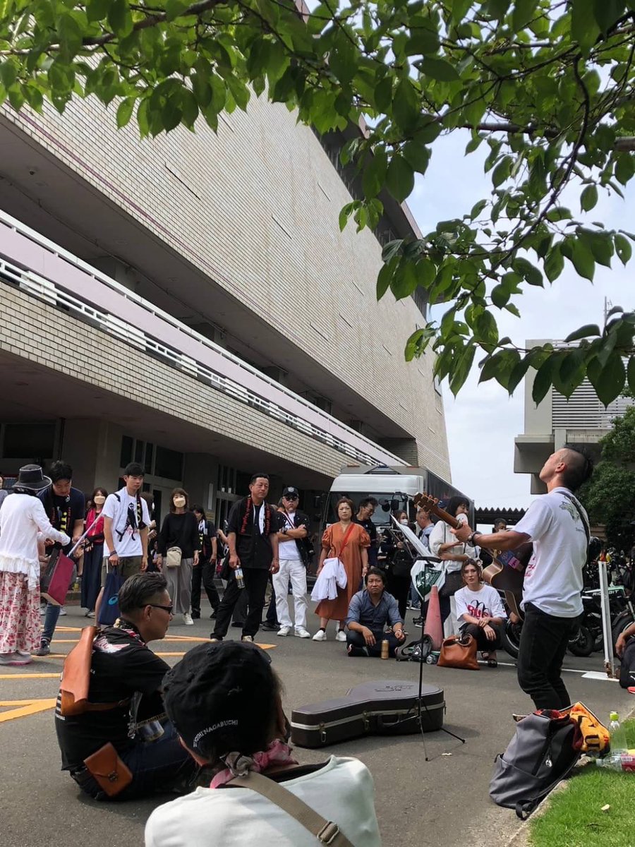 ikechan0101's tweet photo. 【長渕剛 「OH!」福岡市民会館 参戦】
沢山の方々とお会いできてお話出来て新たな出会いもありそして、本編のライブは感動のオンパレードで剛の懐かしい曲も聴けて最高としか言えないライブでした‼️ 

#長渕剛 #福岡市民会館 #OH #会場前路上ライブ #池田大誠 #ギター #弾き語り #福岡 #佐賀 https://t.co/AqZOuDXytG