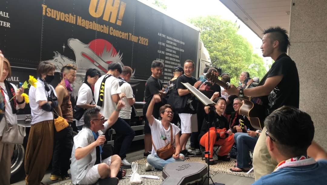 ikechan0101's tweet photo. 【長渕剛 「OH!」福岡市民会館 参戦】
沢山の方々とお会いできてお話出来て新たな出会いもありそして、本編のライブは感動のオンパレードで剛の懐かしい曲も聴けて最高としか言えないライブでした‼️ 

#長渕剛 #福岡市民会館 #OH #会場前路上ライブ #池田大誠 #ギター #弾き語り #福岡 #佐賀 https://t.co/AqZOuDXytG