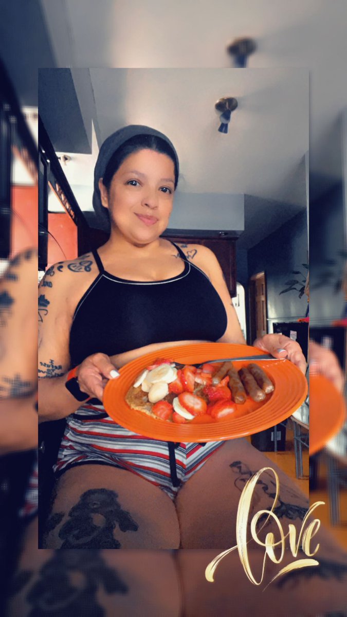 SueHappy3's tweet photo. 2 ingredients pancakes. Banana and egg.. #healthy #flourless 

 🍌 and 🍓 topping. 
Air fryed sausage links… ♥️❤️💨

#GoodMorningEveryone #desayuno #SundayBrunch https://t.co/Sd79AttWf3