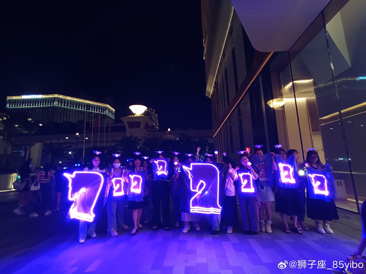 UNIQ5BR2's tweet photo. [FOTO] 22.07.23 - Algumas unicorns chinesas foram ao #YHfamilyconcert2023 representando muito bem o fandom!! Fizeram banners de led com a logo do grupo para que ficasse bem visível! 

cr. @ 狮子座_85yibo

#UNIQ https://t.co/PY4VNsPFUi