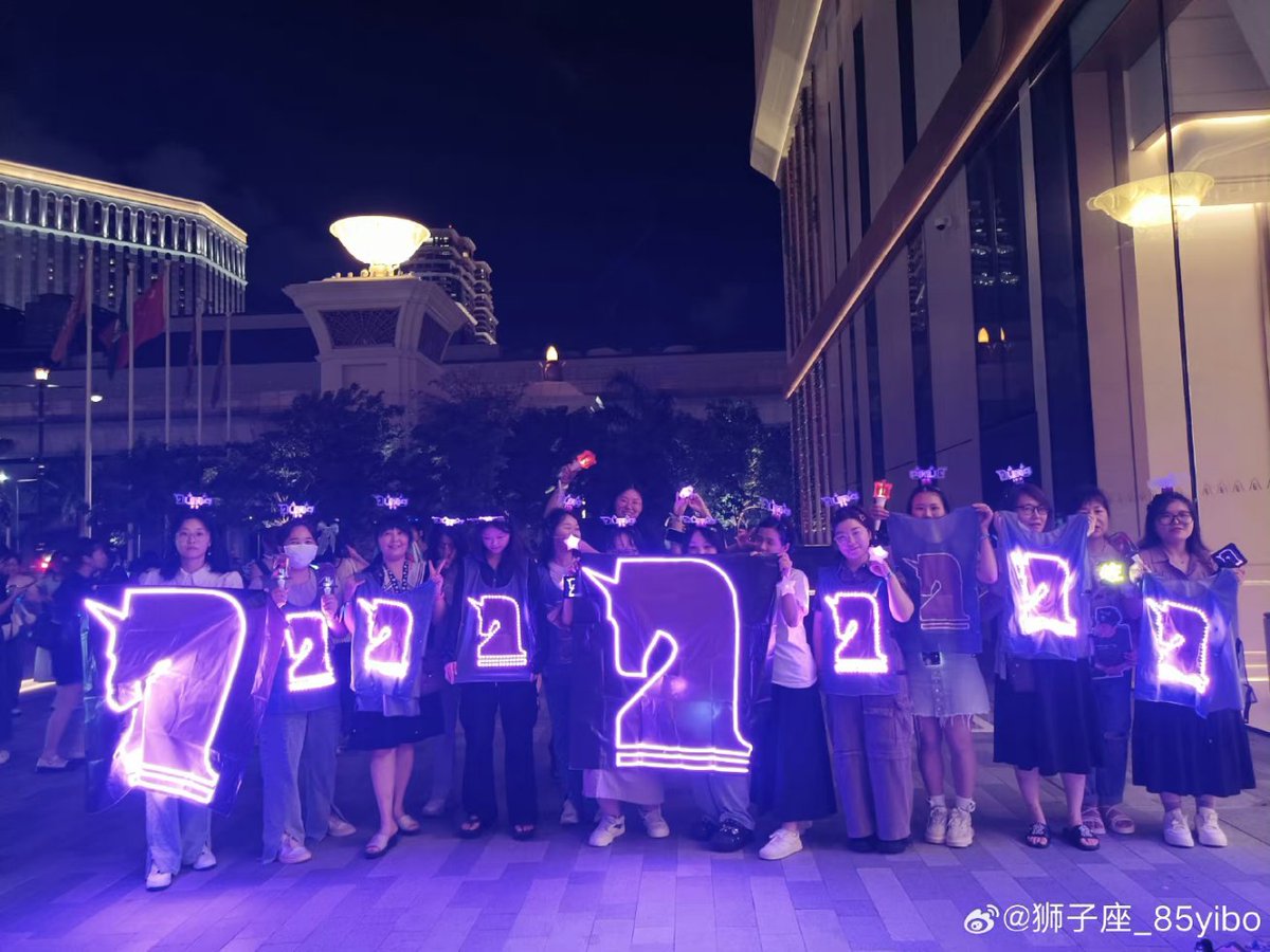 UNIQ5BR2's tweet photo. [FOTO] 22.07.23 - Algumas unicorns chinesas foram ao #YHfamilyconcert2023 representando muito bem o fandom!! Fizeram banners de led com a logo do grupo para que ficasse bem visível! 

cr. @ 狮子座_85yibo

#UNIQ https://t.co/PY4VNsPFUi