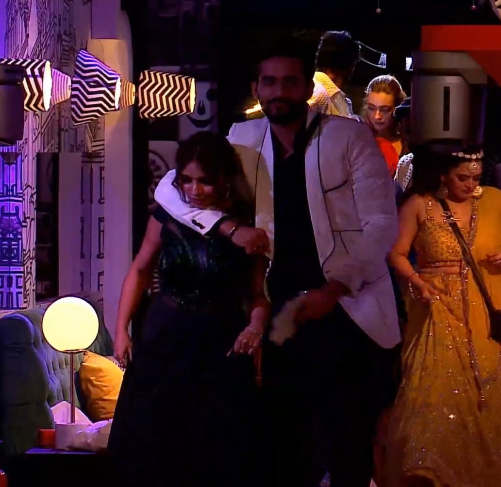 Priyanka_Astra's tweet photo. Once again and again and again !! #JiyaShankar proves her loyalty ❤️ 

#AbhishekMalhan | #Abhiya | #BiggbossOTT2 https://t.co/5KFybxghXS