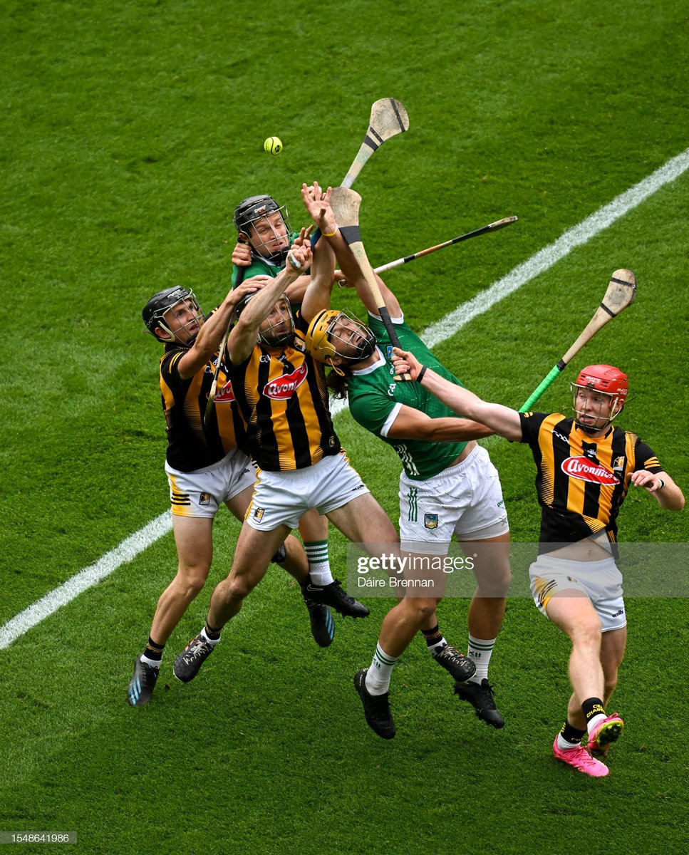 GettySport's tweet image. Manager John Kiely lifts the Liam MacCarthy Cup after Cian Lynch and #Limerick won their 4th consecutive #GAA All-Ireland #Hurling Championship in Dublin
📷: @ramseycardy, @sportsfilebren, @FaoiDhaire @sportsfile #LimvKK #LuimneachAbu @LimerickCLG