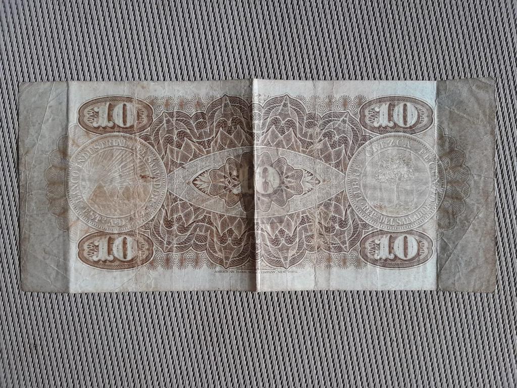 ERRELopezA's tweet photo. @HistoriaDeElSa1 Buenos días, disculpen el atrevimiento pero si conocen a alguien que tenga interés en comprar unos billetes antiguos de El Salvador, pueden comunicarse al 78708639 https://t.co/MLEgUh9Lva