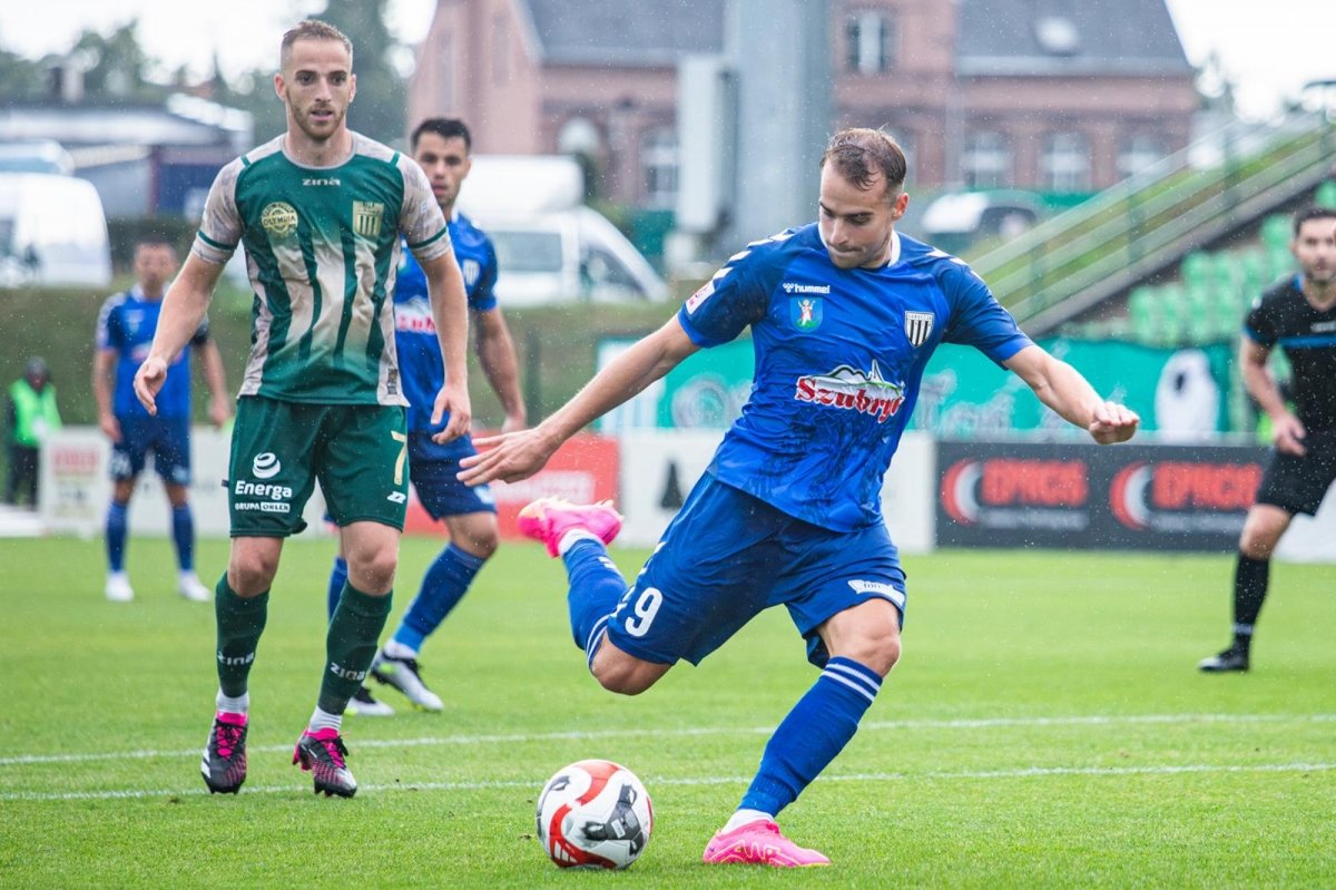 Liga II | Olimpia Grudziądz 3-1 Sandecja

El Olimpia estrenó categoría con un solvente triunfo ante un recién descendido de Liga I. En los de Grudziądz intervino el mediocentro madrileño <a href="/Chelecabrera6/">José Cabrera</a> 🇪🇸 que titular completando los 90 minutos

#2liga