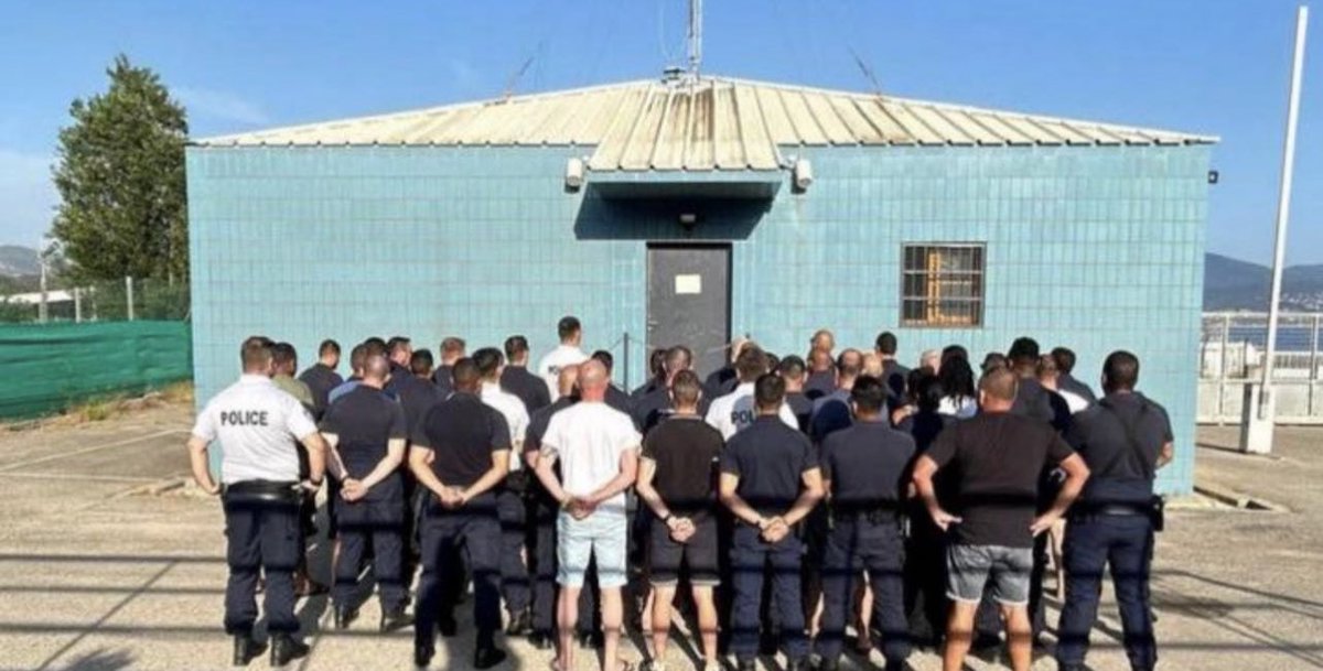 kamilabderrahmn's tweet photo. Si ce n’est pas la police qui tue et que les violences policières émanent uniquement de qques brebis galeuses, pk ces policiers qui tuent, tabassent ou éborgnent gratuitement des citoyens ont autant de soutien ajd? Et pk on entend jms des policiers prendre la parole pour dénoncer les actes barbares de toute ces brebis?
