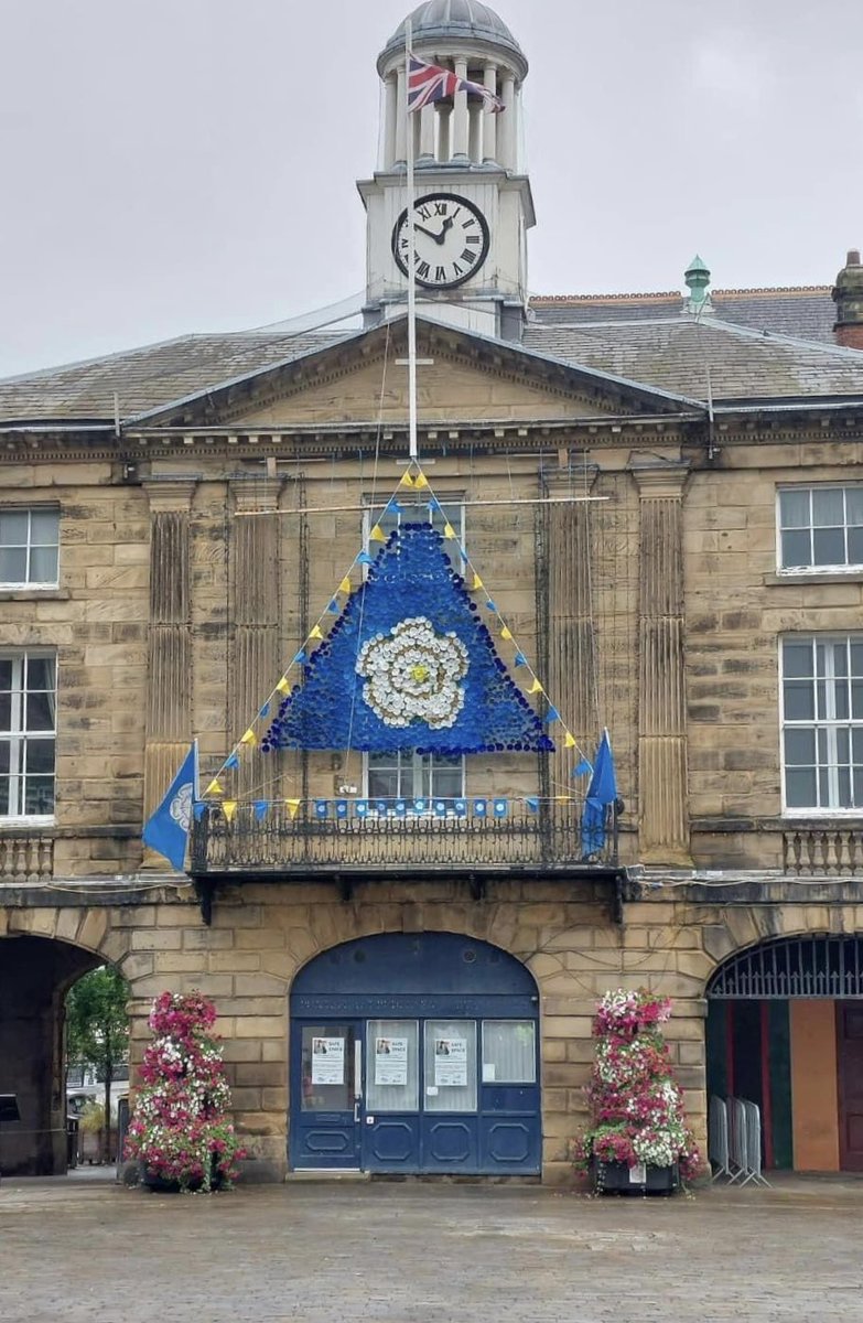 Despite this morning’s rain #Pontefract Decoration Squad managed to take down their #Liquorice Festival trimmings and put up this ready to celebrate #Yorkshire Day. Our planters get in on the act too 🌺🌸🌺