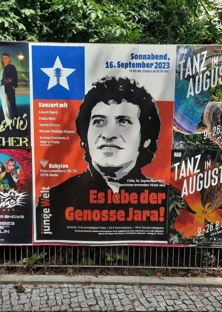 BenjAlvarez1's tweet photo. Nuevos afiches en Berlín promocionan este concierto del 16 de septiembre. Ese día se cumplen 50 años del asesinato de Víctor Jara. Las Fuerzas Armadas de Chile detuvieron, torturaron y acribillaron al cantautor tras el golpe de Estado de 1973. https://t.co/RzndpOpPzn