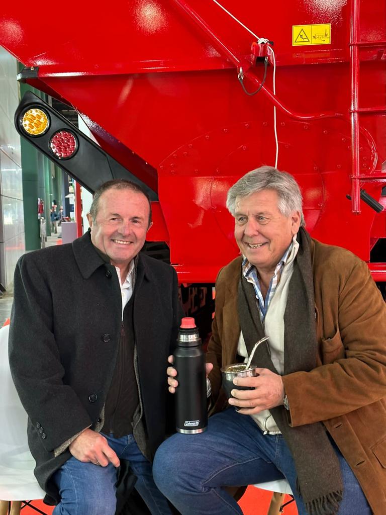 CestariTolvas's tweet image. @exposicionrural 2023
Néstor #Cestari junto a Raúl #Crucianelli . Amigos e industriales.

@crucianelliok 
#SomosCestari 
#95añosdeHistoria